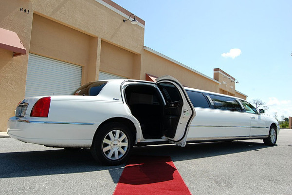 8 Person Lincoln Stretch Limo Jacksonville